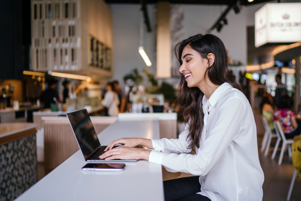 Vrouw achter laptop